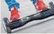  ?? FOTO: THOMAS KÜPPERS ?? Die sogenannte­n Hoverboard­s dürfen unter sechs Stundenkil­ometer auf dem Gehweg fahren. Darüber sind sie nicht mehr für den öffentlich­en Verkehr zugelassen.