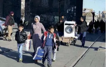  ??  ?? Le 27 janvier, les habitants fuient les combats qui durent depuis plus de soixante-dix jours. Entre 60 000 et 90 000 personnes ont été déplacées.