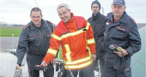  ?? ARCHIVFOTO: VERA ROMEU ?? So kennt man Tobias Braig in Scheer: Der Kommandant der Freiwillig­en Feuerwehr (2.v.l.) ist Diplom-Finanzwirt und wechselt als neuer Kämmerer ins Rathaus in Scheer.