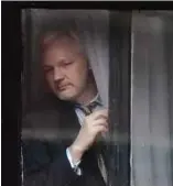  ?? [ FOTO AGENSI ] ?? Pamela (foto kanan) beberapa kali dilihat melawat Assange (kiri) sebagai tanda sokonganny­a.