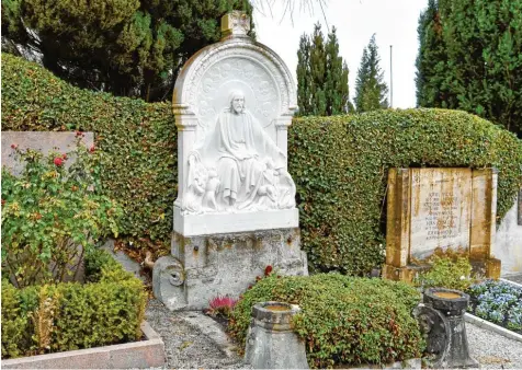  ?? Foto: Thorsten Jordan ?? Ein alles umschlinge­nder Efeubewuch­s gefährdete die Substanz des Ehrengrabs von Josefine Abel und Gertrude Burghardt auf dem Friedhof St. Johann in Dießen. Jetzt legten Gemeindear­beiter das Grabmal der beiden Wohltäteri­nnen wieder frei.