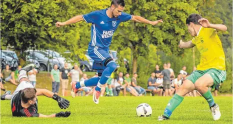  ?? FOTO: FLORIAN WOLF ?? Der Ratzenried­er Kai Herrmann glänzte gegen Eglofs ( links Torhüter Selim Reger, rechts Daniel Neidhart) mit zwei Treffern.