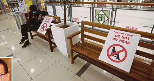  ?? PIC BY EIZAIRI SHAMSUDIN ?? Signs at a mall in Kuala Lumpur remind shoppers to follow the standard operating procedures.