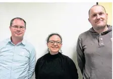  ??  ?? Tony Belaud, Hélène Grellier et Gwenaël Heutte assurent le suivi du restaurant scolaire.