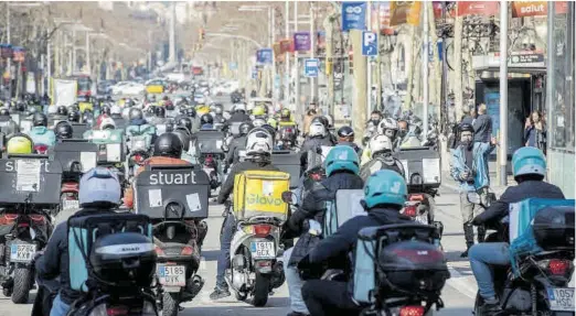  ?? Jordi Cotrina ?? Caravana de ‘riders’ pel passeig de Gràcia de Barcelona el 4 de febrer.