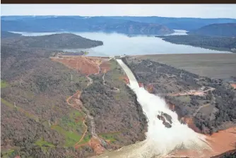  ?? ELIJAH NOUVELAGE, GETTY IMAGES ?? The concrete spillway at Oroville Dam has been crumbling since last week. Authoritie­s fear a 30-foot wall of water could be unleashed on towns along the swollen Feather River.