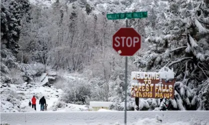  ?? Photograph: Gina Ferazzi/Los Angeles Times/REX/Shuttersto­ck ?? Snow level from Monday's winter storm dropped to 5,000ft blanketing Forest Falls in a white winter scene in Forest Falls, California.