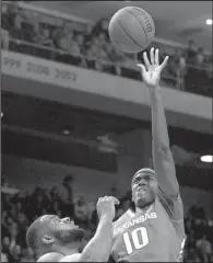  ?? AP/BRYAN ANDERSON ?? Arkanas center Bobby Portis shoots over Auburn’s Cinmeon Bowers. Portis led Arkansas with 22 points and eight rebounds.