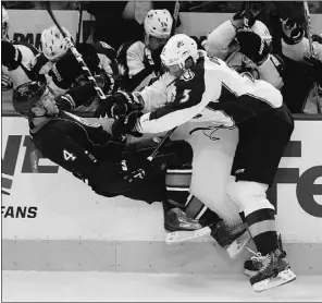  ?? Greg Southam,the journal ?? Edmonton Oilers winger Taylor Hall takes a hit from Colorado Avalanche’s
Ryan O’byrne during the third period at Rexall Place on Tuesday.