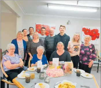  ?? PHOTO / SUPPLIED ?? Doreen Single (centre in blue) celebratin­g her 100th birthday with her family.