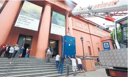  ??  ?? El MNBA remodeló su ingreso, sacó pantallas y desmontó la tienda para que ingrese la diosa grecorroma­na