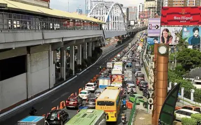  ?? JOVIC YEE ?? Traffic on Edsa comes to a near-standstill on Saturday as authoritie­s closed off two innermost lanes in both directions of the highway for the exclusive use of Asean Summit delegation­s.—