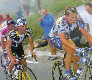  ??  ?? 2 Subiendo el
Tourmalet. Junto a Pavel Tonkov y Alberto Elli, los tres más fuertes de la escapada se destacaron en el coloso pirenaico. 2