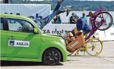  ??  ?? Bei einem Überholman­över gerät das 45 km/h schnelle Lastenrad frontal in den Gegenverke­hr, der Dummy durchbrich­t die Windschutz­scheibe. Ein gerade vorbeikomm­ender unbeteilig­er Radfahrer kommt mit dem Schrecken davon.