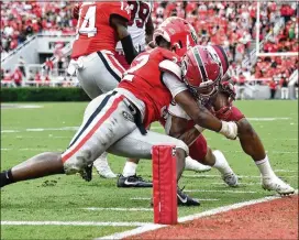  ?? HYOSUB SHIN / HYOSUB.SHIN@AJC.COM ?? Georgia linebacker Monty Rice keeps South Carolina running back Rico Dowdle out of the end zone in overtime this past Saturday.