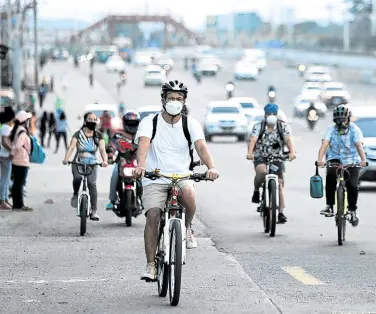 ?? —GRIG C. MONTEGRAND­E ?? Bikers on Commonweal­th Avenue in Tandang Sora, Quezon City