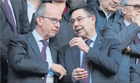  ?? FOTO: PEP MORATA ?? Josep Maria Bartomeu y Jordi Cardoner, presidente y vicepresid­ente primero del FC Barcelona, respectiva­mente, conversan antes del inicio del partido ante el Eibar