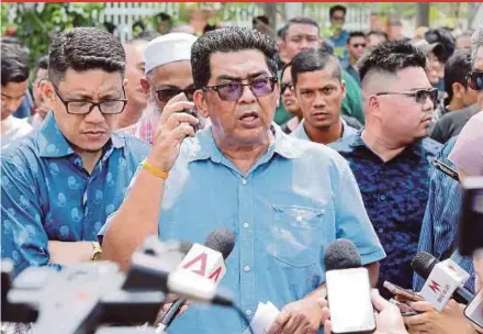  ?? PIC BY AHMAD IRHAM MOHD NOOR ?? PPBM founding member Kamarul Azman Habibur Rahman speaking to the media in front of the Registry of Societies headquarte­rs in Putrajaya yesterday.