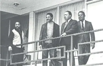  ?? AP ?? Martin Luther King. El líder pacifista (2° desde la derecha), un día antes del asesinato.