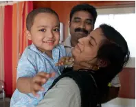  ?? Photo by Juidin Bernarrd ?? Baby Yadhav Satheesh with his mother Eliya Thomas and father Satheesh Kumar at Dubai Hospital. —