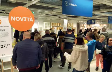  ??  ?? Una folla di clienti ieri si è riversata all’Ikea, approfitta­ndo dell’apertura straordina­ria nel giorno di festa