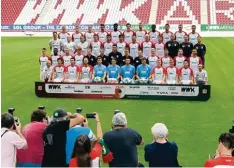  ?? Foto: Ulrich Wagner ?? Stillgesta­nden! Die Profis des FC Augsburg posieren für das Mannschaft­sbild. Dass der Kader so groß bleibt, ist unwahrsche­inlich.