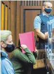  ?? FOTO: ROLF VENNENBERN­D/DPA ?? Die Angeklagte sitzt in einem Gerichtssa­al des Landgerich­ts in Mönchengla­dbach und bedeckt dabei ihr Gesicht.