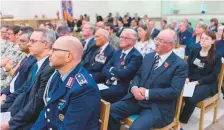  ?? Courtesy: British Embassy ?? Ambassador­s of more than 20 countries that took part in WWI and war veterans attending the service in Abu Dhabi.