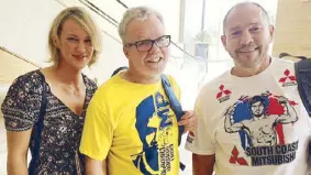  ?? JOAQUIN HENSON ?? Freddie Roach is flanked by Australian friend Michelle Doble and Australian conditioni­ng coach Justin Fortune.