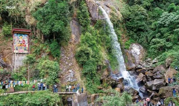  ??  ?? Le cascate Seven Sister sono una delle attrazioni del Sikkim. Si raggiungon­o con una strada impervia tra foreste di bambù e rododendri.