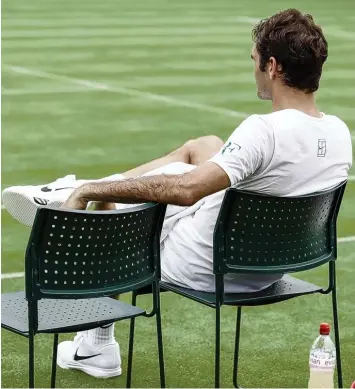  ?? Foto: Peter Klaunzer, dpa ?? Roger Federer spart sich in diesem Sommer die Sandplatz Turniere. Der 35 Jährige konzentrie­rt sich lieber auf die danach fol genden Highlights auf Rasen, allen voran in Wimbledon.