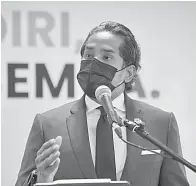  ?? — Gambar Bernama ?? PERCEPAT VAKSINASI: Khairy ketika sidang media mengenai perkembang­an Program Imunisasi COVID-19 Kebangsaan selepas Mesyuarat Jawatankua­sa Khas Jaminan Akses Bekalan Vaksin COVID-19 (JKJAV) semalam.