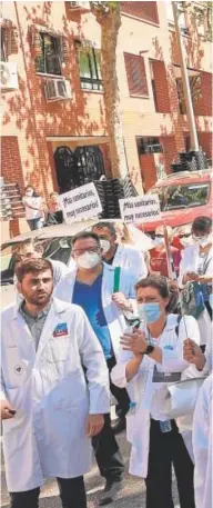  ?? // JAIME GARCÍA ?? Protesta en Madrid de numerosos sanitarios por su inestabili­dad laboral