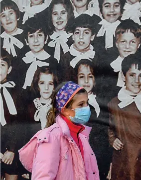  ?? (foto Ansa) ?? Primarie Una bambina delle elementari va verso la sua scuola a Milano