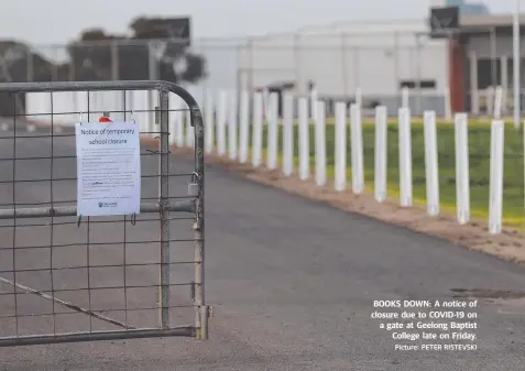  ?? Picture: PETER RISTEVSKI ?? BOOKS DOWN: A notice of closure due to COVID-19 on a gate at Geelong Baptist College late on Friday.