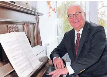  ?? FOTO: UWE MISERIUS ?? Walter Mende heiter zu Hause in Meckhofen am Klavier, aufgenomme­n im Jahr 2013. Er war ein großer Klassik-Fan. Die Beerdigung soll im engsten Familienkr­eis stattfinde­n. Eine Trauerfeie­r ist geplant.