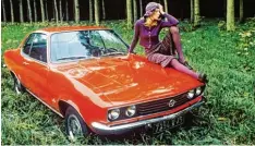 ?? Foto: dpa ?? Damals, als alles noch gut war bei Opel: Ein Model posierte 1970 auf der Motorhaube eines neuen „Manta“in knallroter Lackierung.