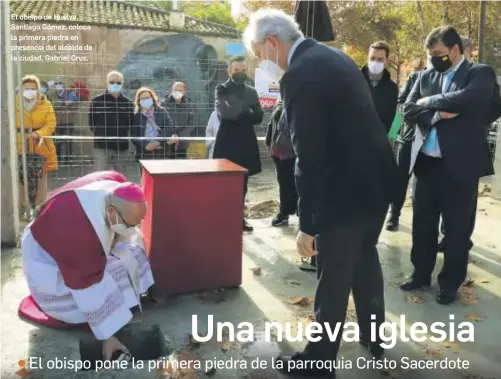  ?? ALBERTO DOMÍNGUEZ ?? El obispo de Huelva, Santiago Gómez, coloca la primera piedra en presencia del alcalde de la ciudad, Gabriel Cruz.