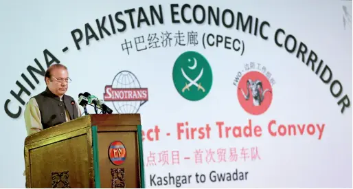  ??  ?? Le premier ministre du Pakistan, Nawaz Sharif, lors de la cérémonie de lancement de la première flotte de navires marchands chinois du port de Gwadar à destinatio­n du Moyen-Orient et de l’Afrique