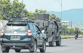  ?? CARLOS KLINGER / EXPRESO ?? Traslado. Glas fue llevado a La Roca con un fuerte contingent­e policial.