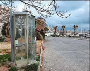  ??  ?? L’engin, situé place aux Fleurs, ne permet plus de téléphoner.