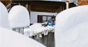  ??  ?? Winter 2019: Balderschw­ang im Oberallgäu. Karl Traubel schaufelt Schnee. Am Wochenende wahrschein­lich wieder und dann wieder…