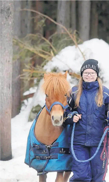  ??  ?? GLEDER SEG: Celine Rød fra Siljan gleder seg til årets påsketrav på Klostersko­gen. Her er hun med ponniene Skarvikens Maskot og Charlie CC som hun skal kjøre.