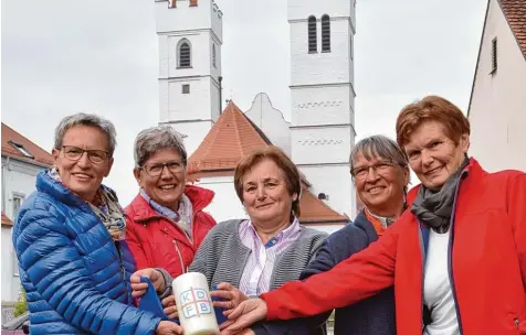  ?? Foto: Brigitte Bunk ?? Sie freuen sich über das 60 jährige Bestehen des Wertinger Frauenbund­s: (von links) Rosmarie Demharter, Luise Hungbaur, Waltraud Kraus, Renate März und Ingrid Wie land.