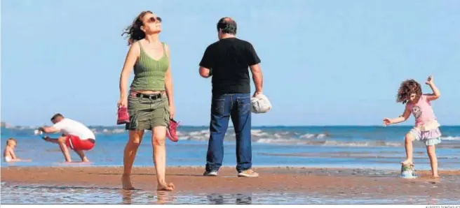  ?? ALBERTO DOMÍNGUEZ ?? Una mujer camina por el arenal de la playa de Punta Umbría y disfruta de los rayos de sol.