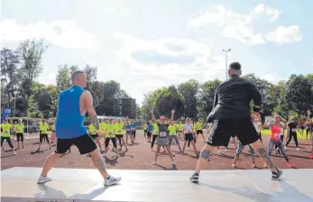  ??  ?? Das Team vom Sportpark Laupheim sorgt dafür, dass alle ordentlich aufgewärmt sind.