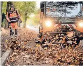  ?? RP-FOTO: RALPH MATZERATH ?? Am Weissenste­in in Langenfeld sammelt Dominique Greven vom Betriebsho­f die herabgefal­lenen Blätter auf.