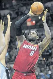  ?? JOE CAVARETTA/STAFF PHOTOGRAPH­ER ?? LeBron James’ jump shots aren’t so much the Spurs’ concern; they want to keep him away from the basket.