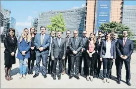  ?? GENERALITA­T / EP ?? Torra i Bosch amb els 12 delegats a l’estranger del Govern