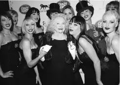  ?? ETHAN MILLER/ GETTY IMAGES FILES ?? Legendary burlesque artist Dixie Evans, centre, poses with dancers from the MGM Grand’s Crazy Horse Paris show in 2007.